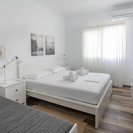 Pouletis Family - Akroyali Seaview Getaways בית נופש