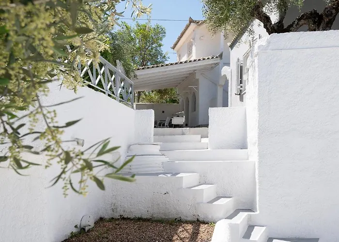 Pouletis Family - Akroyali Seaview Getaways بيت للعطل *