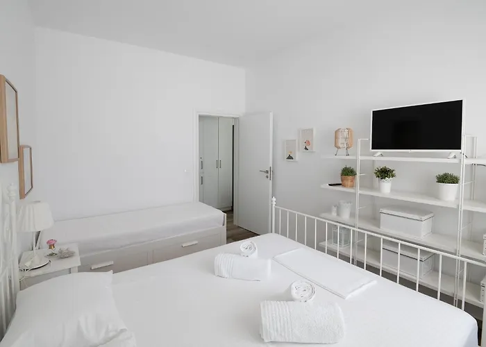 Pouletis Family - Akroyali Seaview Getaways كالاماتا