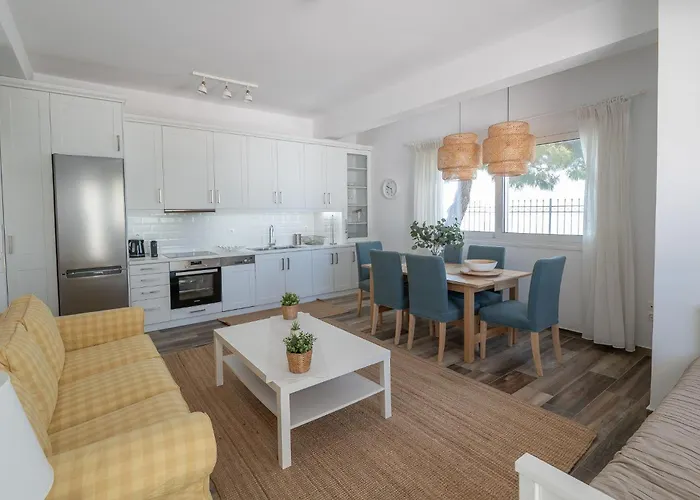 بيت للعطل Pouletis Family - Akroyali Seaview Getaways *