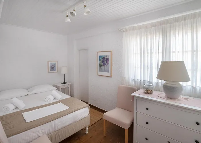 Pouletis Family - Akroyali Seaview Getaways * Kalamata