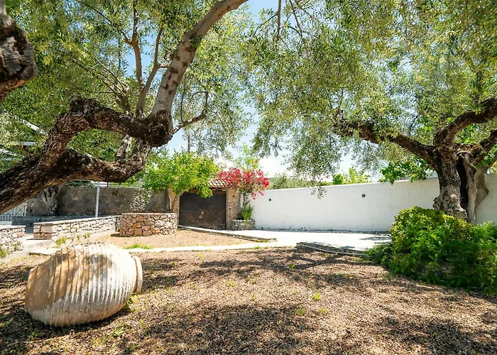 Pouletis Family - Akroyali Seaview Getaways Feriehus